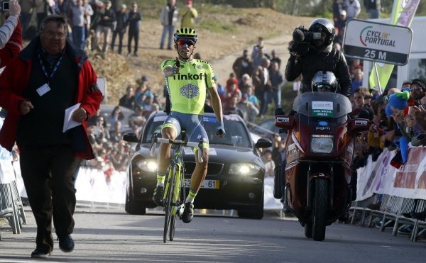 Alberto Contador si dojel pro vtzstv na Alto de Malhao