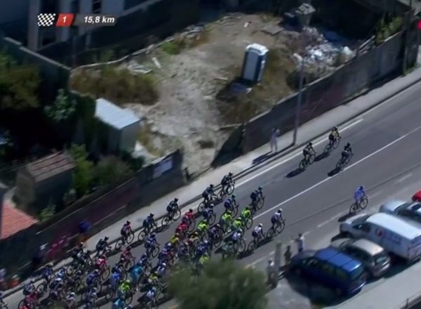 Peloton dojel únik 15 km před cílem