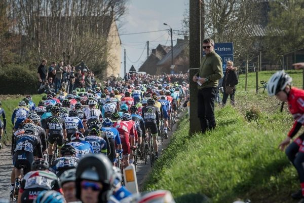 Peloton na Dwars Door Vlaanderen