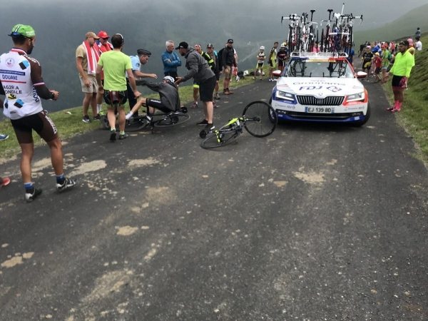 Froome na zemi po ataku policisty