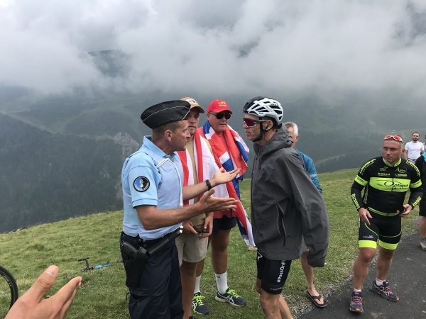 Froome se na policistu podn rozzlobil...