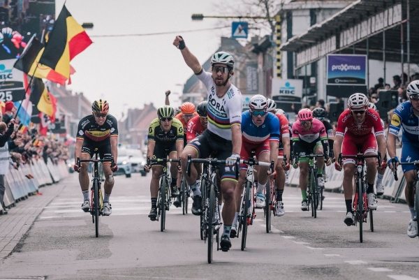 Peter Sagan zvldl loni ve spurtu Vivianiho i Dmara