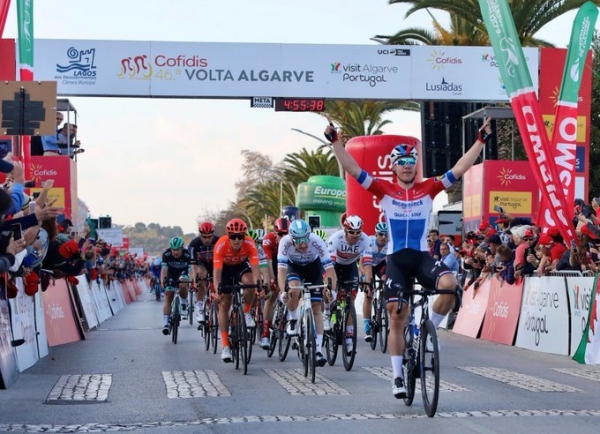 Jakobsen vyhrl 1. etapu Okolo Algarve