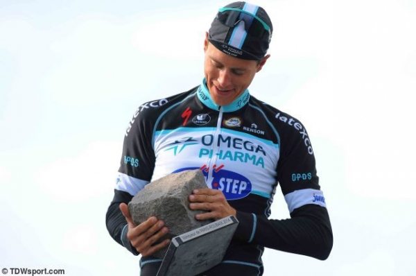 Niki Terpstra loni zskal cennou trofej vtze Pekla severu