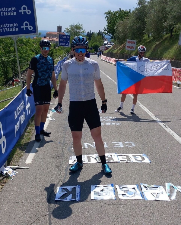 Fanouci esk cyklistiky na kopci Šmartno u Nove Gorice
