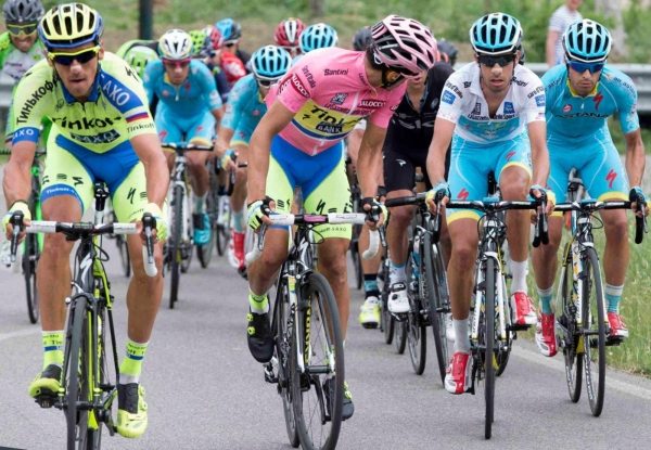 Roman Kreuziger po boku Contadora, za zády je Astana i Sky