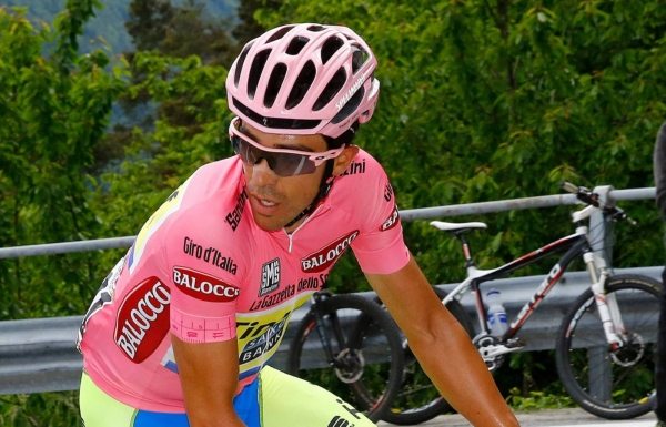 Alberto Contador opt upevnil vlastnictv Maglia Rosa