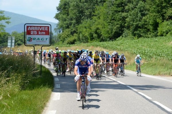 Francouzsk tm FDJ na ele pelotonu bhem Dauphin