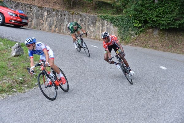 Uprchlci pi sjezdu z Col de Cuvry