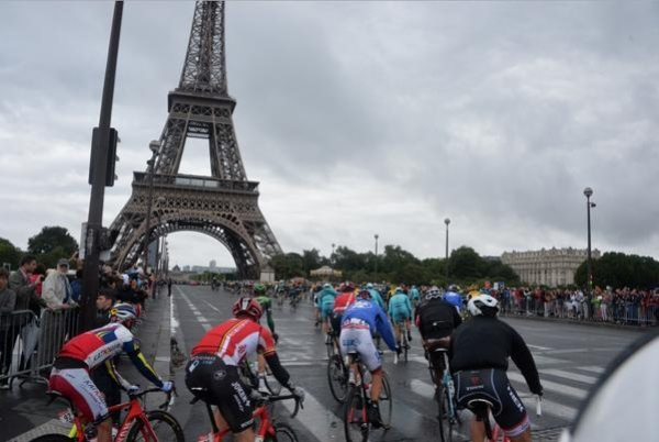 Cyklisti si zblzka prohldli Eiffelovu v