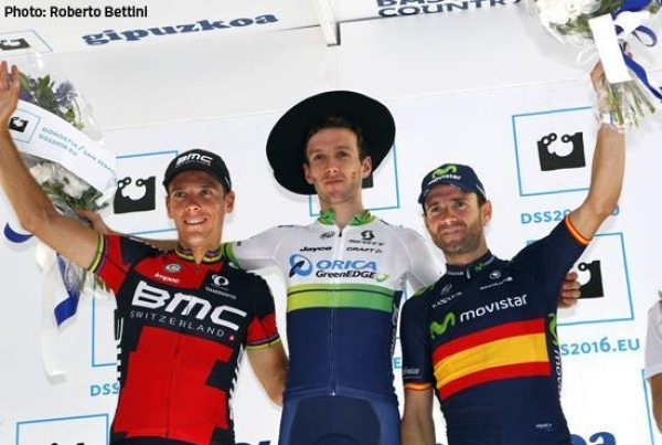 Adam Yates s Gilbertem a Valverdem na San Sebastianu