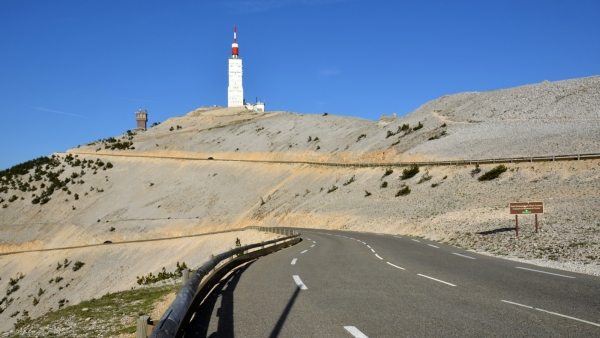 Vtrn hora Mont Ventoux bv jednm z vrchol Tour