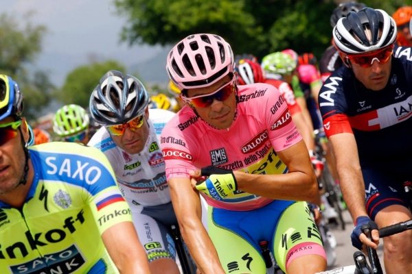 S vykloubenm ramenem pokrauje Contador na Giru