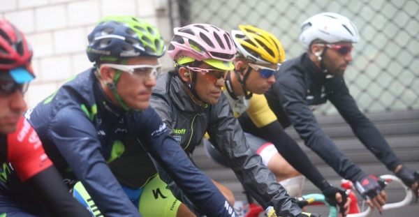 Alberto Contador na startu osm etapy